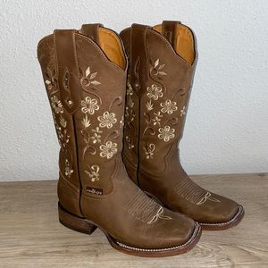 Cowgirl boots size 6